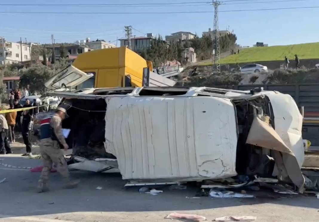 Servis aracı TIR ile çarpıştı! 6 ölü, 8 yaralı var 2